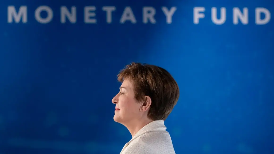 Kristalina Georgieva, szefowa IMF (Międzynarodowego Funduszu Walutowego), na tle niebieskiego banera z napisem "MONETARY FUND".