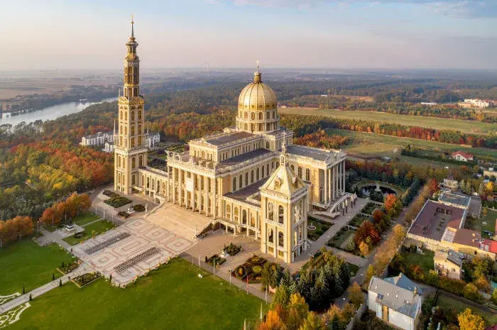 Ile ziemi ma kościół w Polsce? Zaskakujące fakty o majątku kościelnym