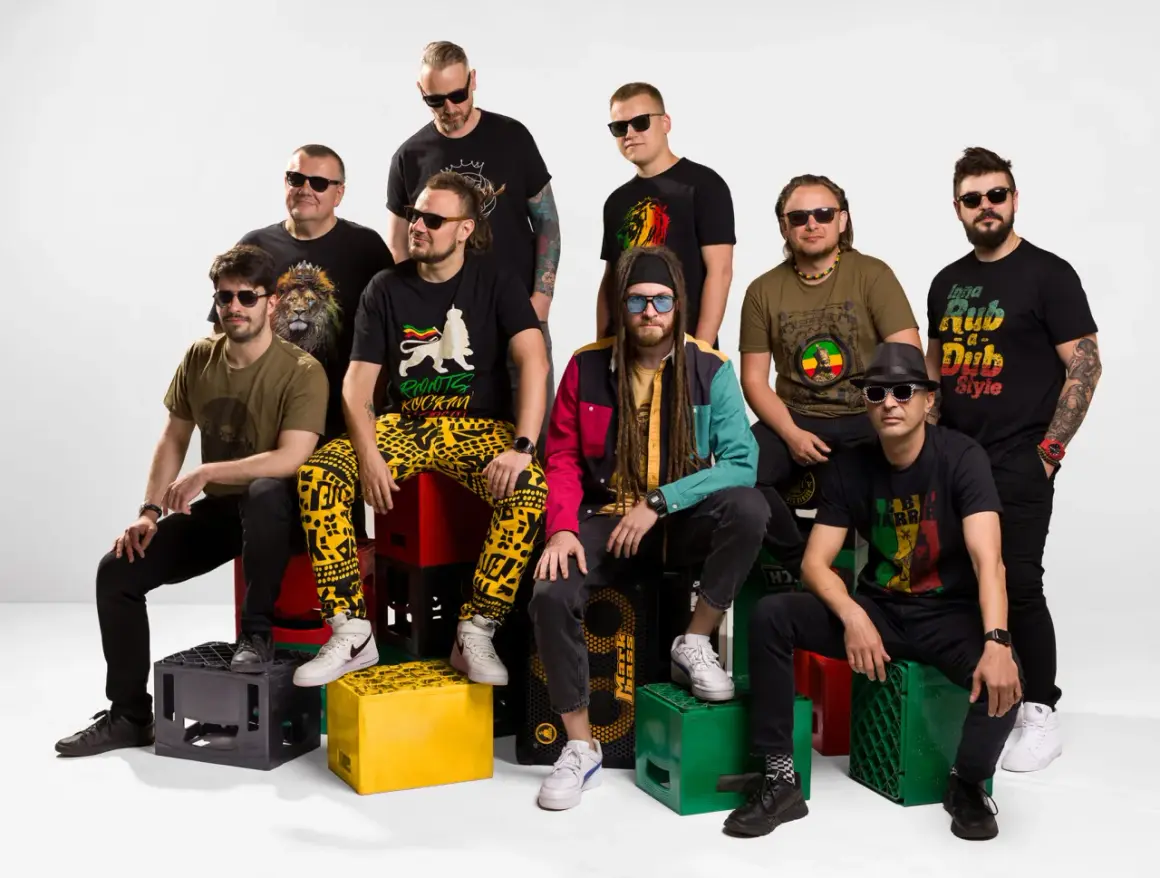 Dziewięciu mężczyzn, polski zespół reggae, pozuje w stylowych okularach przeciwsłonecznych.