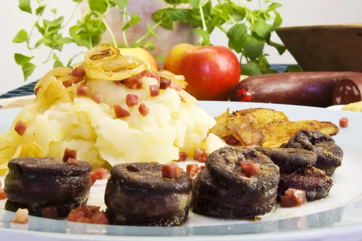 Kaszanka z ziemniakami, smażoną cebulką i jabłkiem. Idealne dodatki do kaszanki, które podkreślą jej smak.