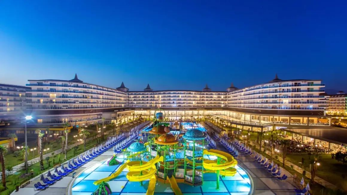 Eftalia Ocean: rozświetlony hotel z parkiem wodnym i basenami, idealny na wakacje nad morzem.