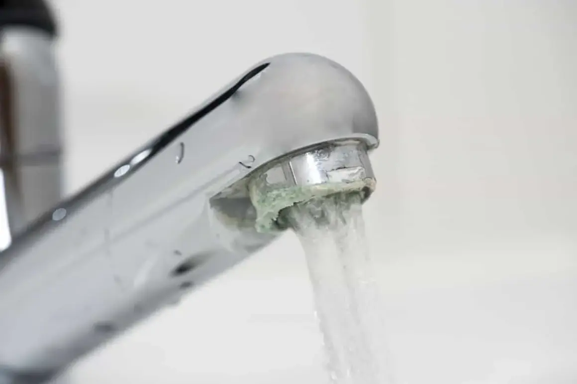 Robinet entartré, signe d'eau dure. Un adoucisseur d'eau est essentiel pour une eau potable de qualité et pour préserver vos appareils.
