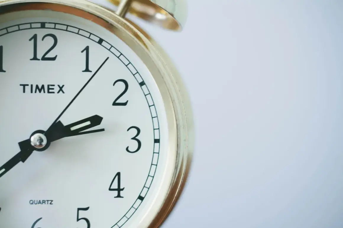 Złoty budzik Timex pokazuje 1:45. Czas ucieka, zbliża się przedawnienie.