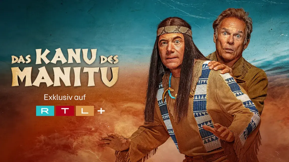 Das Kanu des Manitu" streamt exklusiv auf RTL+. Zwei Männer, einer im Indianer-Look, der andere im Western-Stil, blicken überrascht.