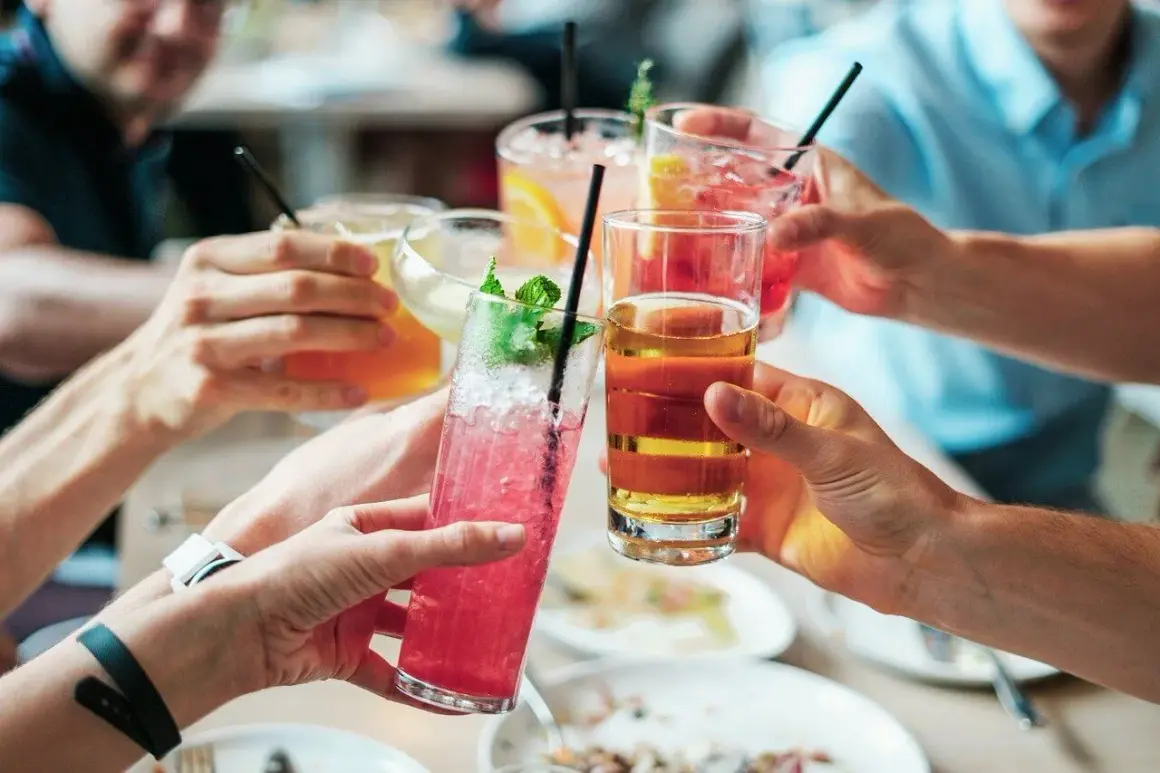 Radosne toasty kolorowymi drinkami i piwem. Czyżby to był początek nagłego spadku tolerancji na alkohol?