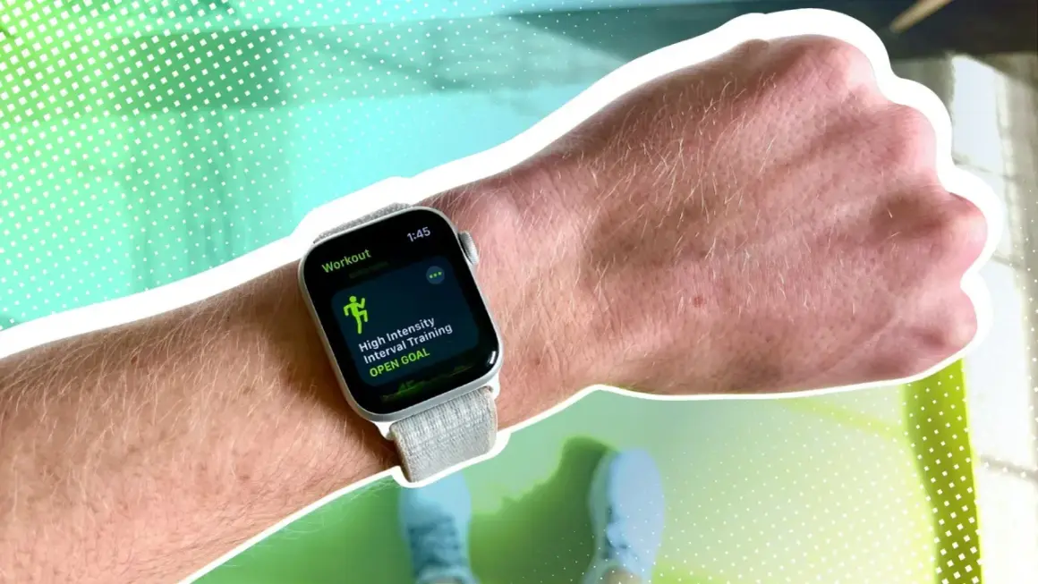 Eine Apple Watch am Handgelenk zeigt ein High-Intensity-Intervalltraining an.