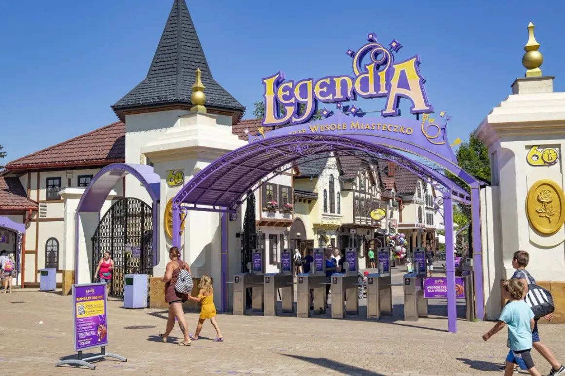 Wejście do Legendia Wesołe Miasteczko. Rodziny wchodzą przez bramki, gotowe na dzień pełen zabawy.