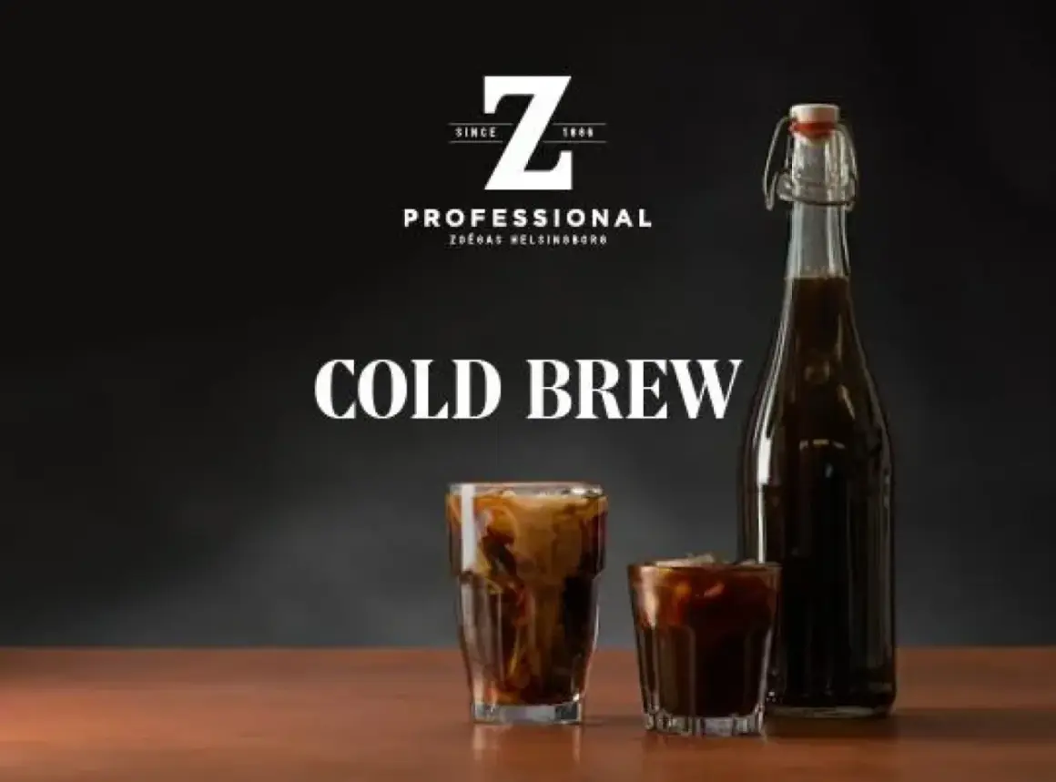 En flaska och två glas med iskaffe. Texten "COLD BREW" syns tydligt, perfekt för ditt nästa cold brew recept.