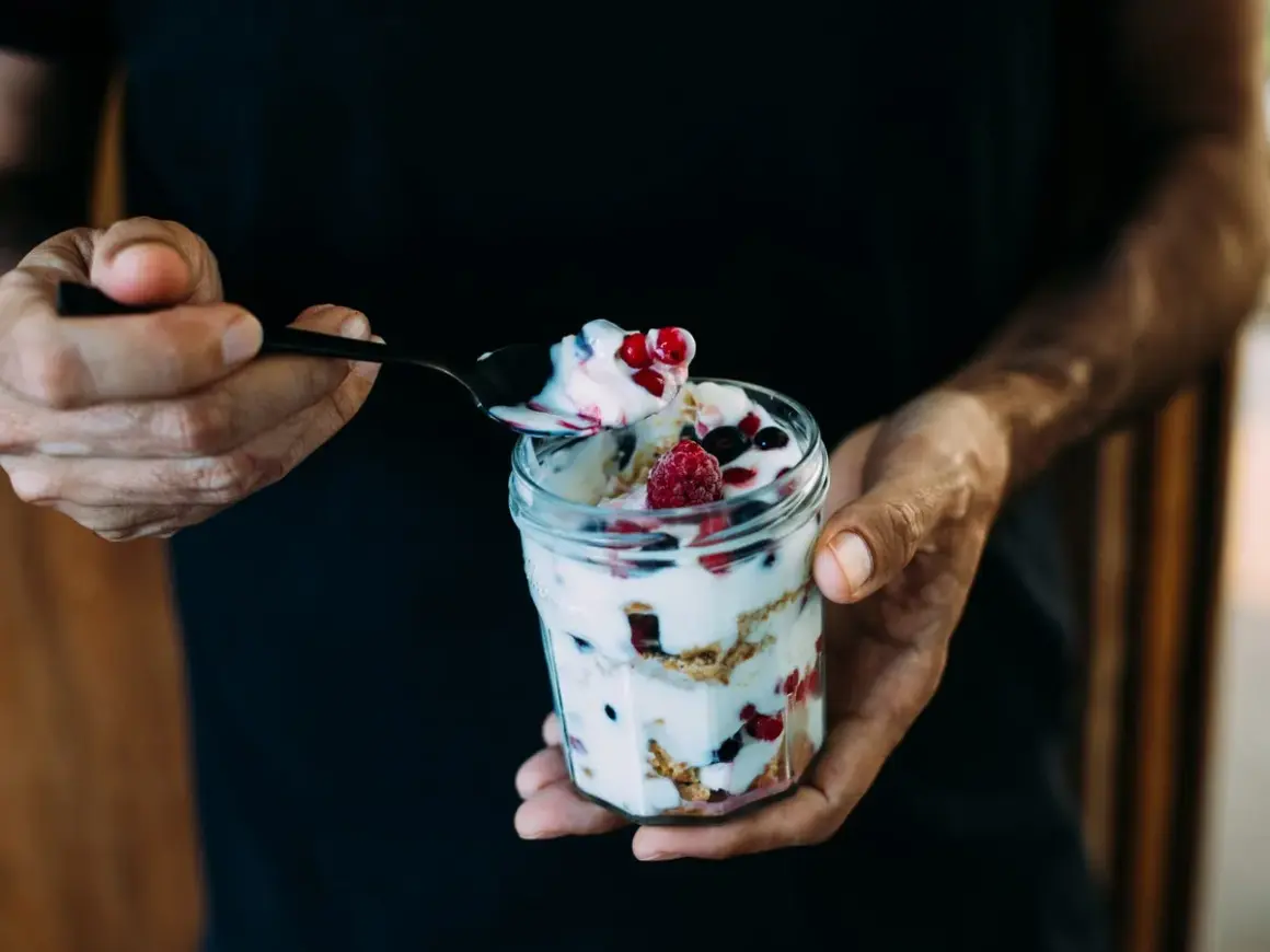 Yogurt con frutti di bosco e granola, perfetto yogurt prima della palestra per un pieno di energia.