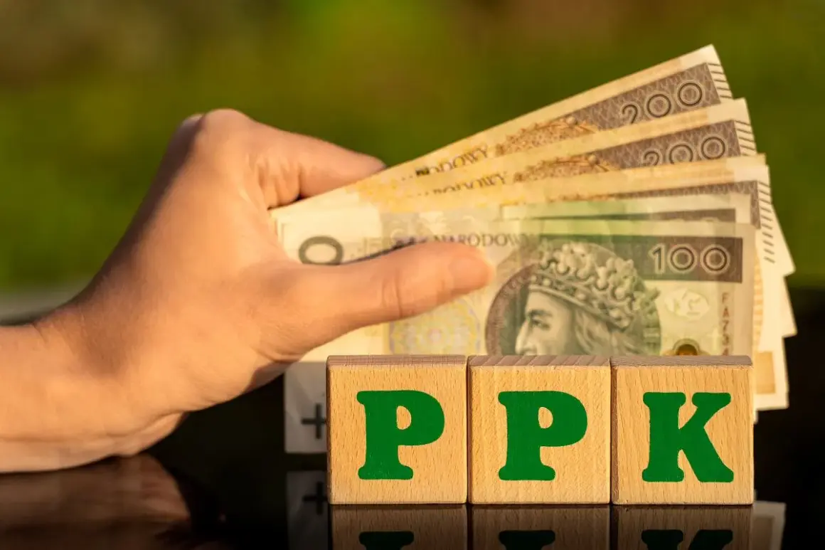 Dłoń trzyma polskie banknoty. Obok kostki z literami PPK. Co to PPK? To przyszłość Twoich oszczędności.