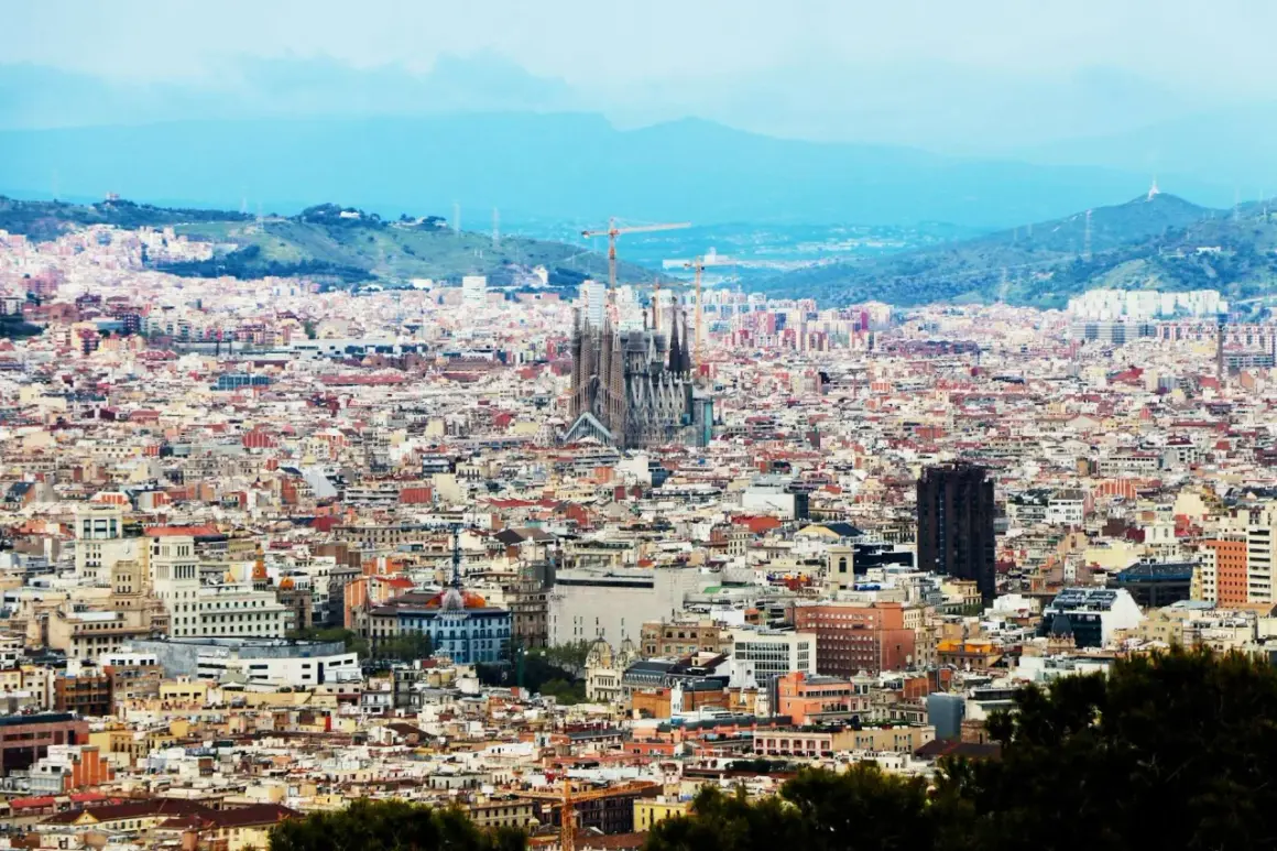 Widok na Barcelonę z Sagradą Familią w tle. Marzysz o bezpośrednich lotach do Barcelony z Polski?