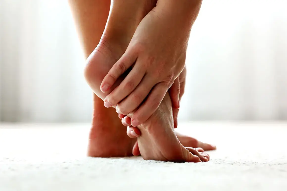 Mani che massaggiano un piede, alleviando il dolore al piede sopra.