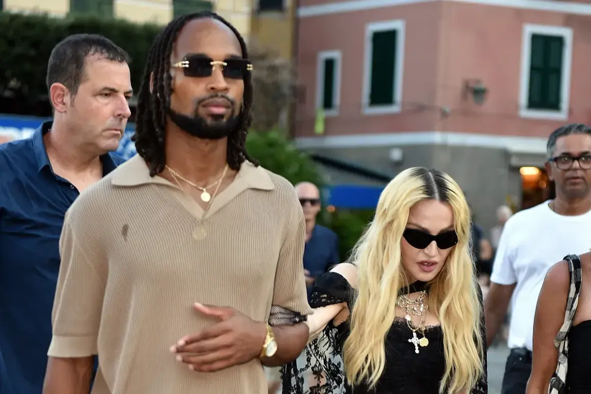 Madonna y su pareja, Josh Popper, pasean juntos, rodeados de seguridad.