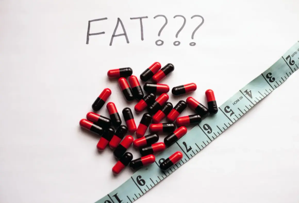 Kapsułki i miarka, a nad nimi napis "FAT???". Czy johimbina co to pomoże zrzucić zbędne kilogramy?