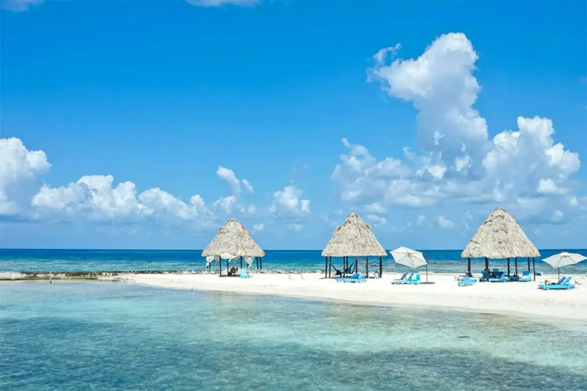 Idealne belize wakacje: biała plaża, turkusowa woda, palmy i słońce. Raj na ziemi.