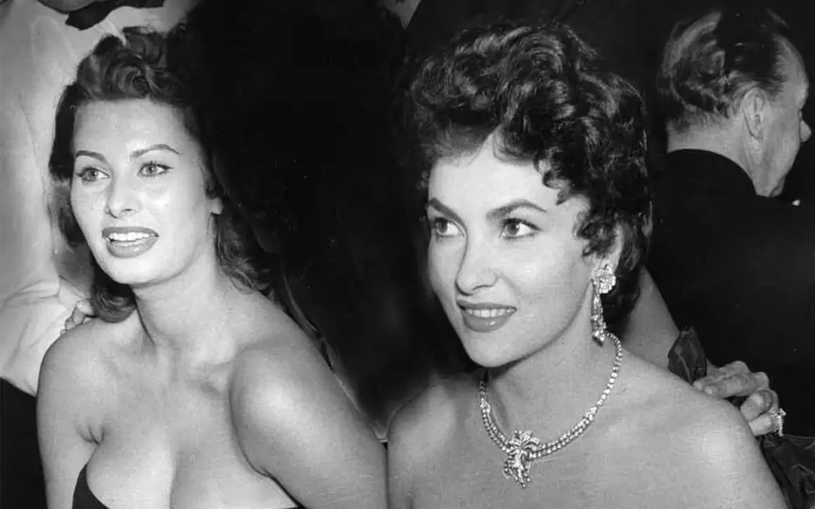 Iconiche attrici italiane di teatro anni '70, Sophia Loren e Gina Lollobrigida, brillano con gioielli scintillanti.
