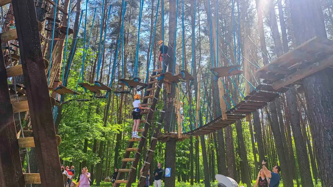 Park linowy w Białymstoku oferuje ekscytujące atrakcje dla dorosłych, w tym mosty wiszące i przeszkody na wysokości.