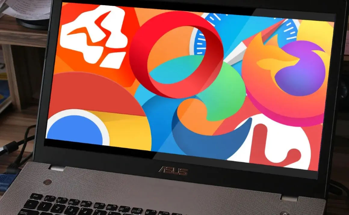 Na ekranie laptopa widać kolorową tapetę z logotypami popularnych przeglądarek internetowych: Chrome, Firefox, Opera.