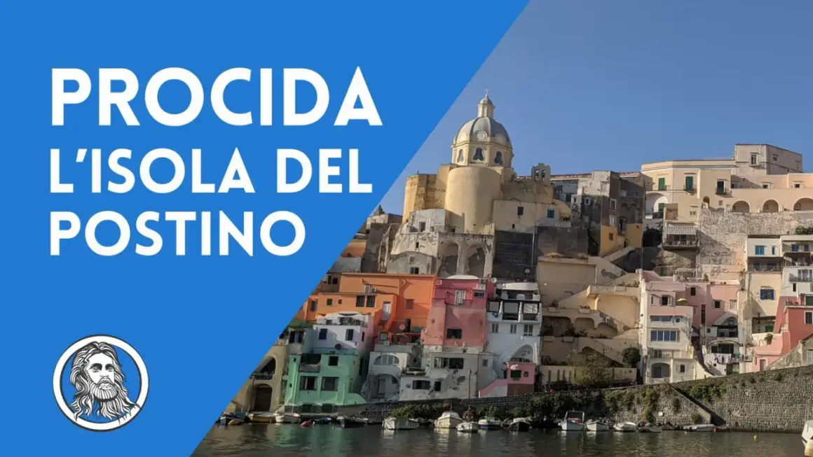Procida, l'isola del postino, con le sue case colorate a picco sul mare e la cupola della chiesa che domina il panorama.