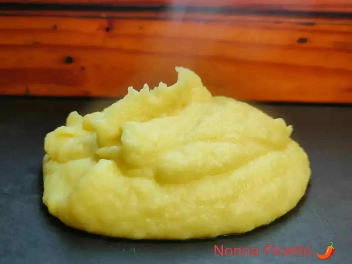 Un soffice cumulo di pure di patate, cremoso e invitante, pronto per essere gustato.