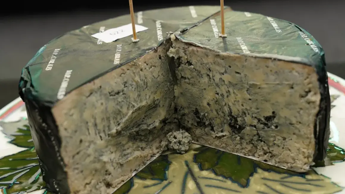 Queso Cabrales, un tesoro azul con vetas oscuras, envuelto en papel verde. Podría ser el queso mas caro del mundo.