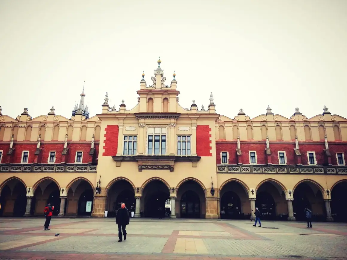 Sukiennice, serce największego rynku w Polsce, z arkadami i ozdobną fasadą.