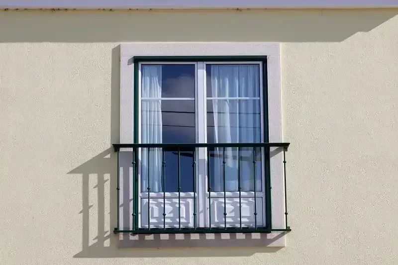 Balkon francuski przed czy po elewacji – co wybrać, aby zaoszczędzić?