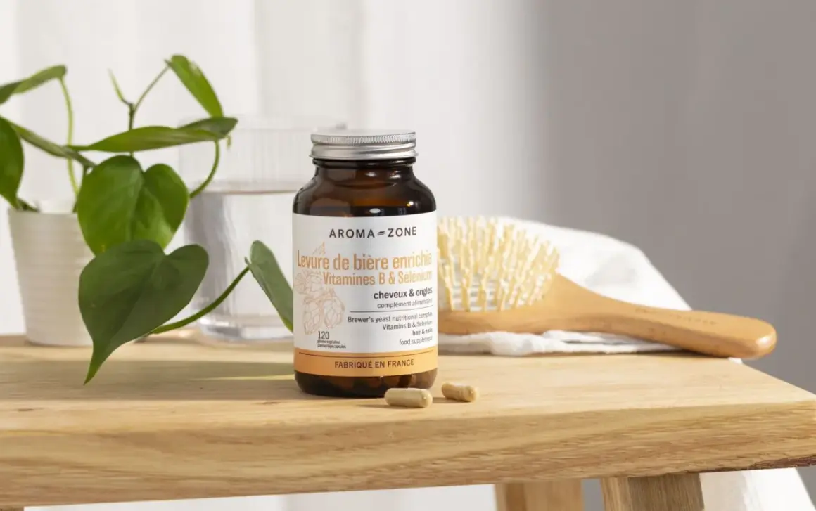 Integratore alimentare in capsule di lievito di birra, ideale per capelli e unghie, con vitamine B e selenio.