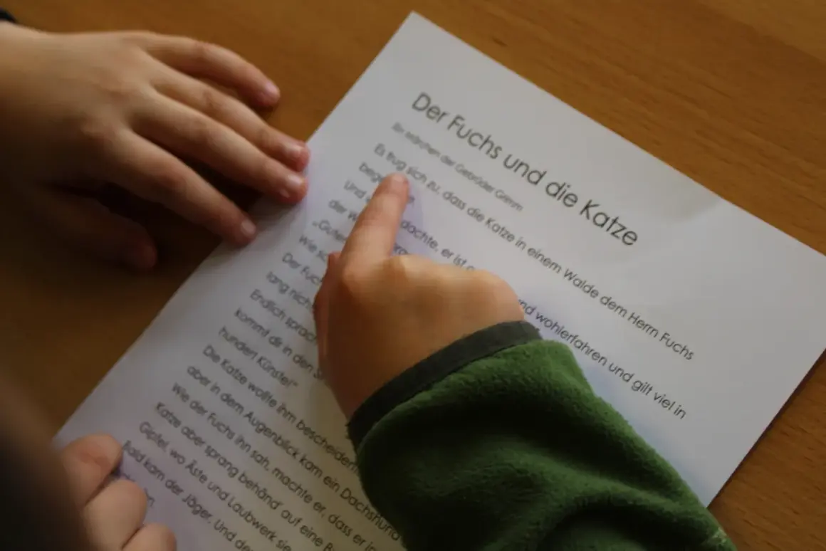 Kinder lesen gemeinsam "Der Fuchs und die Katze". Kostenloses Lesetandem-Material.