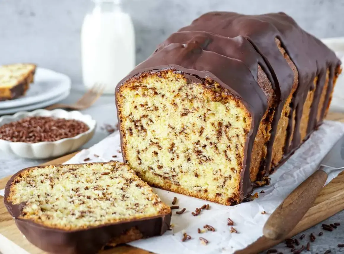 Ein saftiger Ameisenkuchen mit Schokoladenglasur und Streuseln. Dieses Ameisenkuchen Rezept ist ein Genuss!
