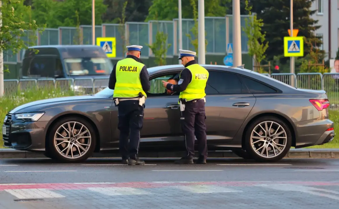 Policjanci kontrolują kierowcę. Nowe kary za jazdę po alkoholu to poważna sprawa, a funkcjonariusze dbają o bezpieczeństwo na drogach.