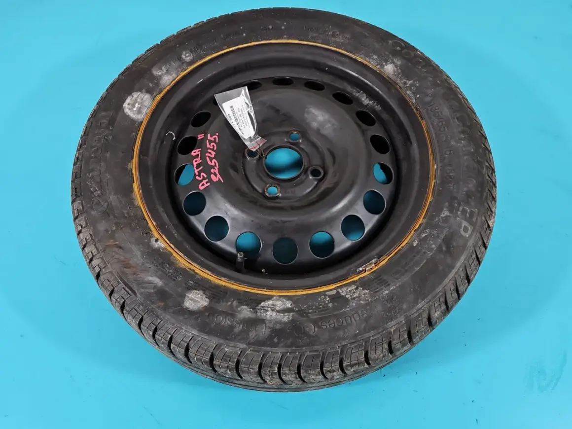 Koło zapasowe do Opel Astra G, z widocznym rozstawem śrub. Opona Continental 185/65 R15.