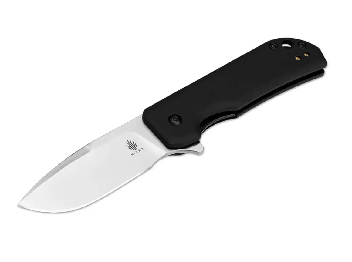 Navaja Kizer con hoja de acero nitro v, mango negro y logo de la marca.