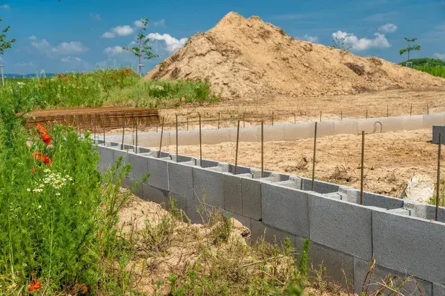 Jaki cement do słupków ogrodzeniowych, aby uniknąć problemów z trwałością?