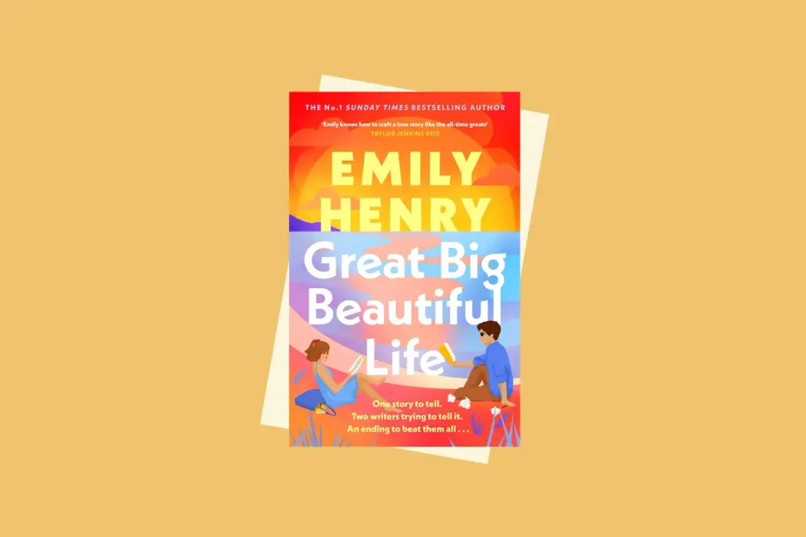 Boktips 2026: Omslaget till Emily Henrys "Great Big Beautiful Life" med två unga författare som inspireras.