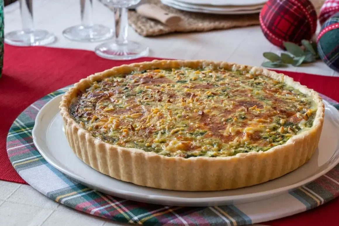 Un delicioso quiche de verduras con una corteza dorada y relleno cremoso, listo para ser disfrutado en una mesa festiva.