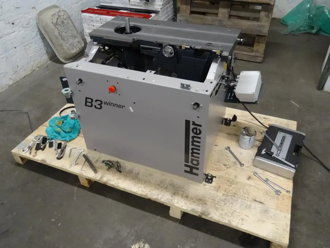 Le marteau B3 winner, prêt pour le montage, est posé sur une palette avec des outils.