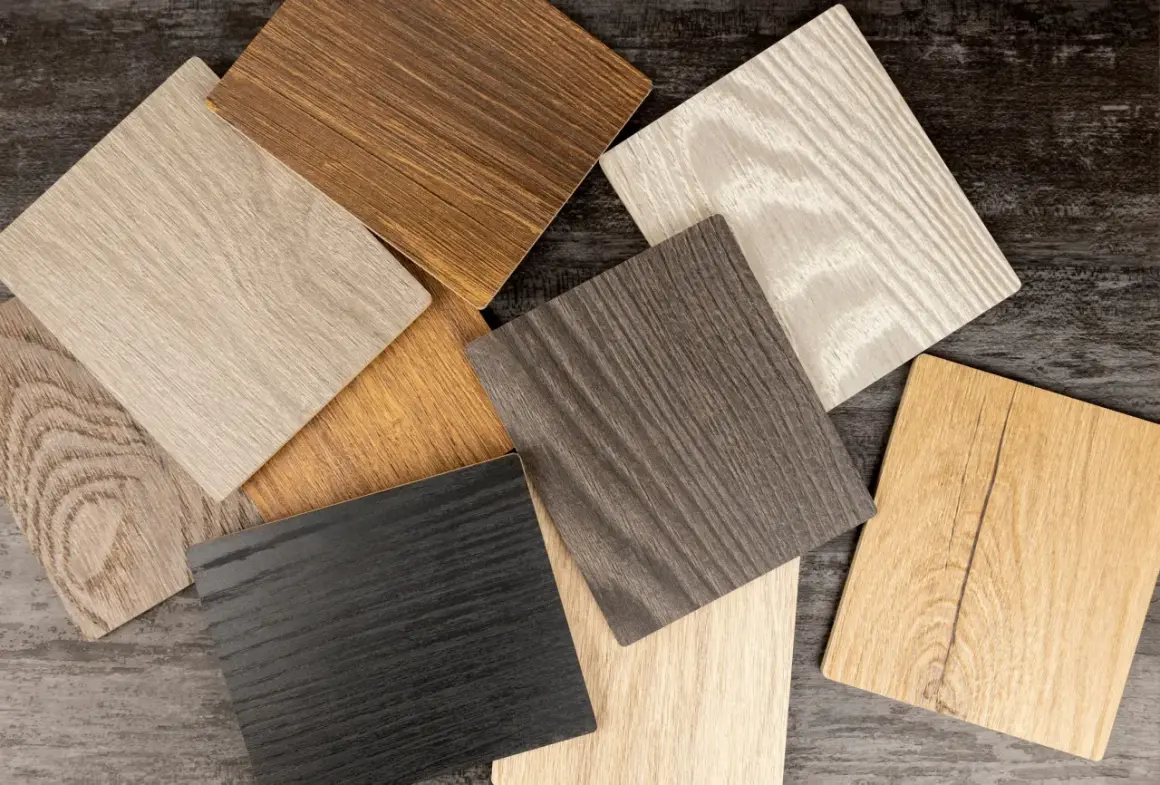Campioni di finitura mobili in diverse tonalità di legno: nero, grigio, bianco, marrone e naturale.