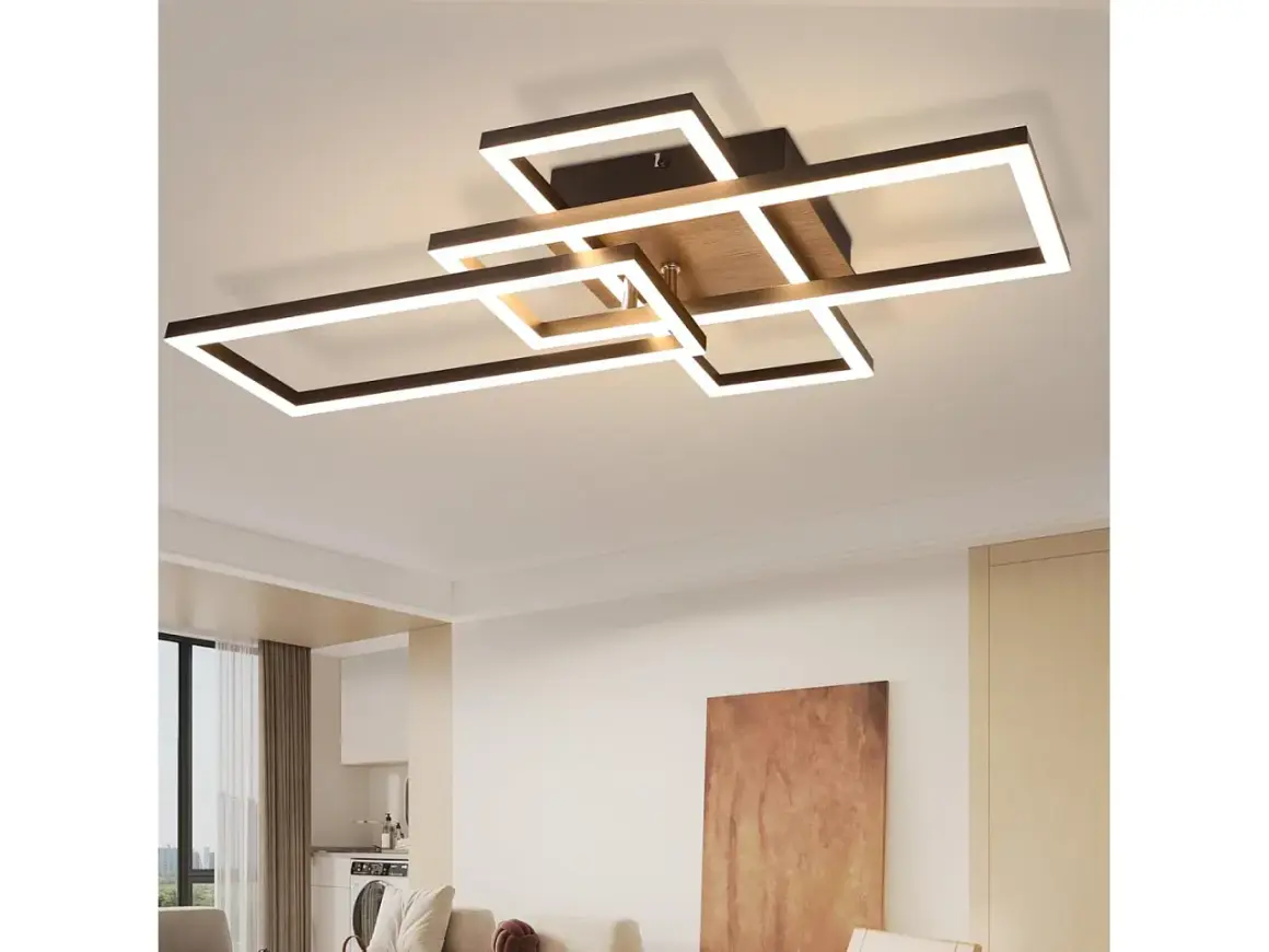 Nowoczesna lampa sufitowa z drewna i metalu, o geometrycznym kształcie, rozświetla wnętrze.