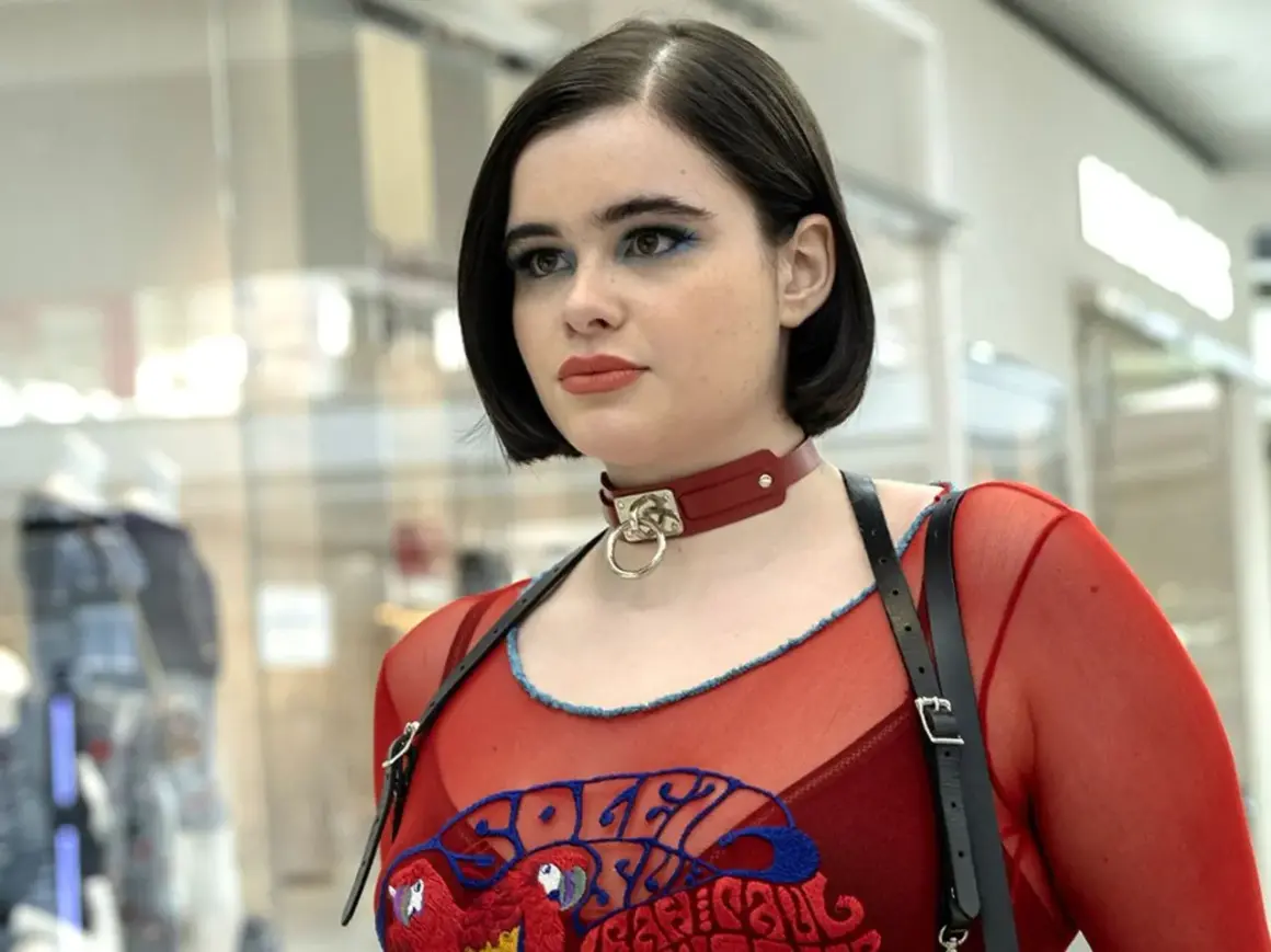 Kat från Euphoria med blå ögonskugga och röd choker.