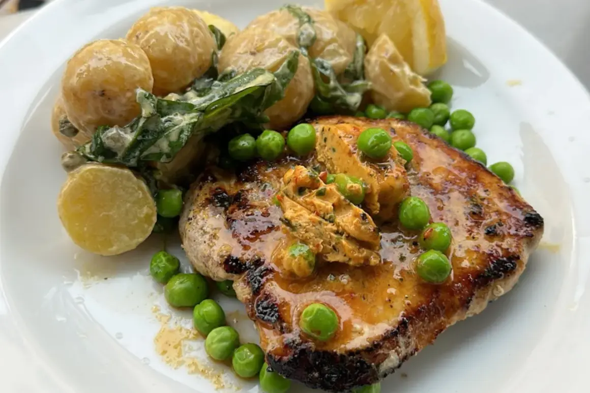 En saftig biff med café de Paris-smör, serverad med krämiga potatisar och gröna ärtor. En klassisk rätt som smakar som en solig dag i Paris.