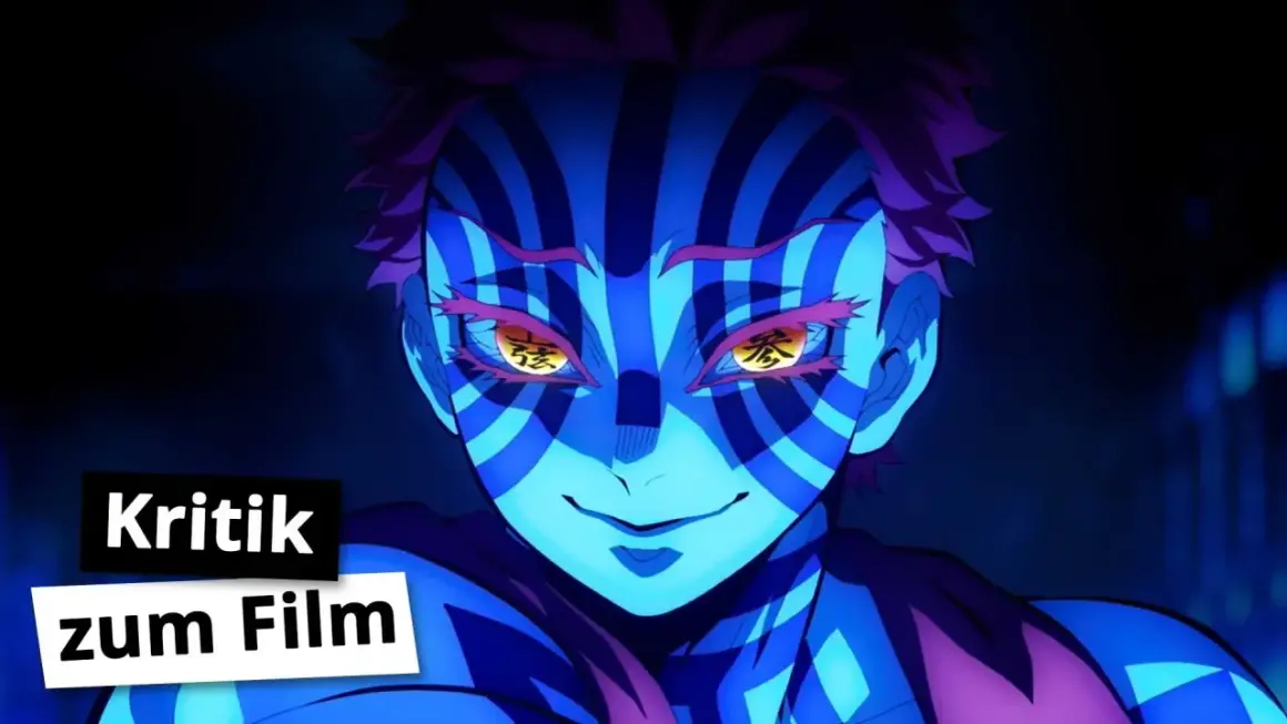 Akaza, ein Dämon aus dem Demon Slayer Film, mit leuchtenden Augen und blau-lila Streifen. Kritik zum Film.