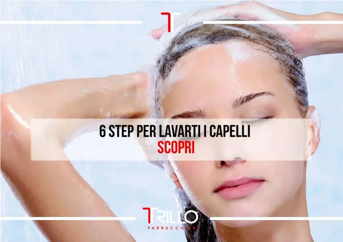 Scopri come lavarti i capelli come dal parrucchiere con questi 6 step. Una donna si lava i capelli sotto la doccia con schiuma.