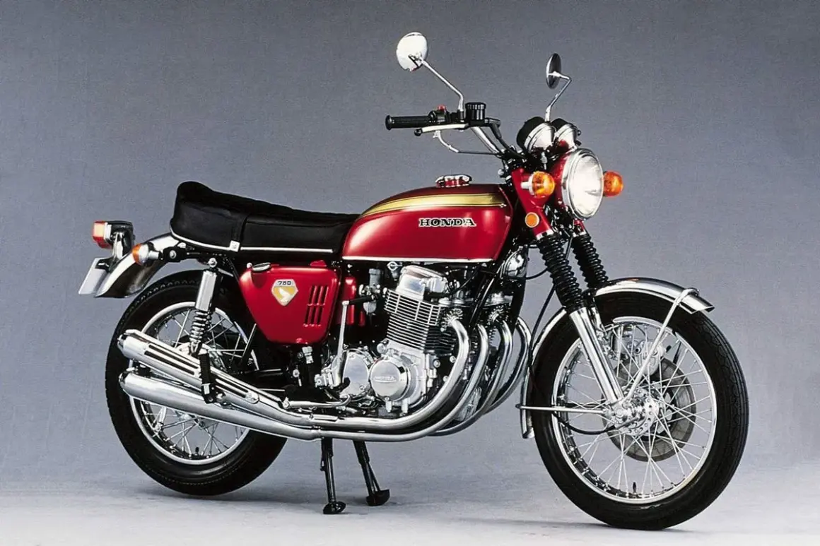 Honda CB750, un icono de las motos de los 60 y 70, con su tanque rojo y dorado y su potente motor.