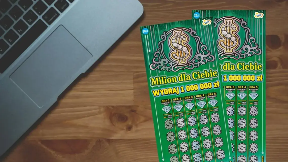 Prawdziwa historia polaka który wygrał milion złotych w zdrapce za 5 zł. Dwie zielone zdrapki Lotto "Milion dla Ciebie" leżą obok laptopa.