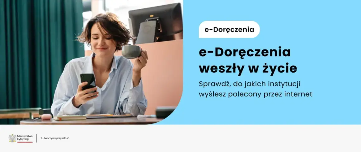 Kobieta z kubkiem kawy przegląda smartfon. E-Doręczenia, jak nowoczesny listonosz, ułatwiają wysyłanie poleconych przez internet.