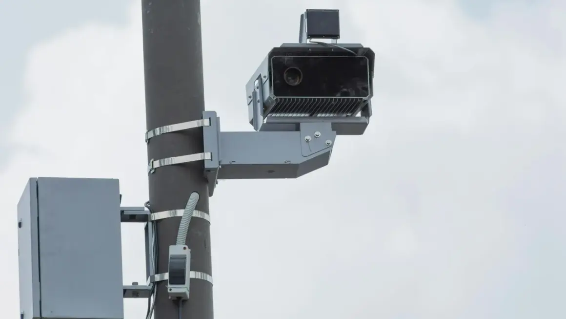 Un radar de feu rouge, prêt à déclencher son flash pour les contrevenants.