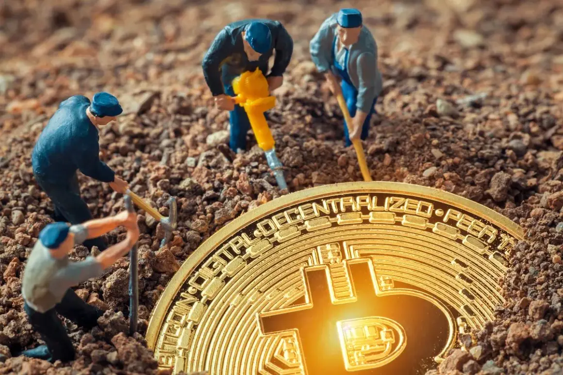 Figurki górników pracują przy kopaniu kryptowalut, używając kilofów i młota pneumatycznego, aby wydobyć złoty Bitcoin z ziemi.