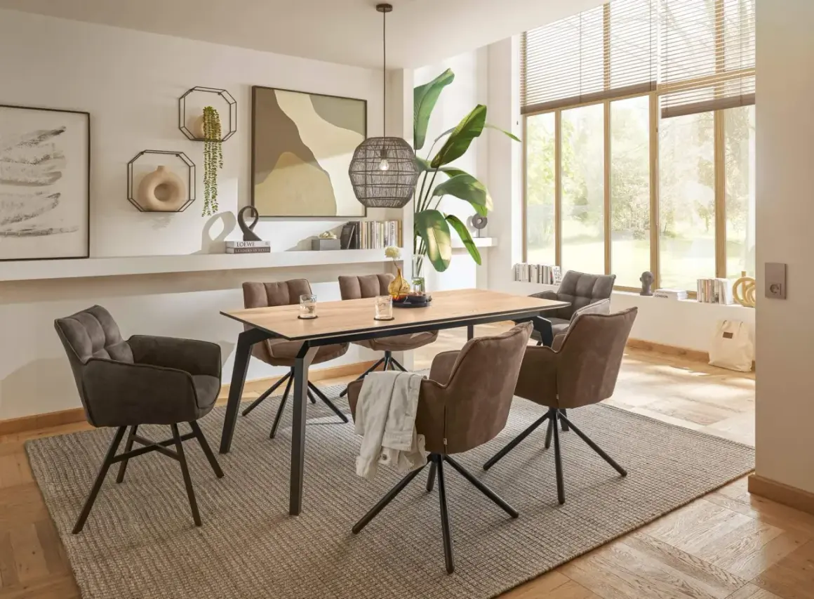 Modernes Esszimmer gestalten mit Holztisch, bequemen Stühlen, Wanddeko und großem Fenster.