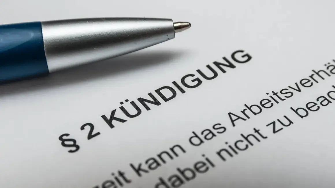 Stift liegt auf Dokument mit "Kündigung". Nach 10 Jahren im Job ist die Abfindung ein wichtiges Thema.
